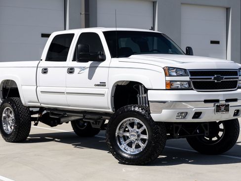 Used 2006 Chevrolet Silverado 2500 LT w/ Heavy-Duty Power Package image 1