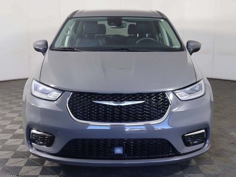 Used 2023 Chrysler Pacifica Touring-L FWD image 11