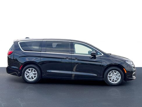 New 2026 Chrysler Pacifica Select image 4