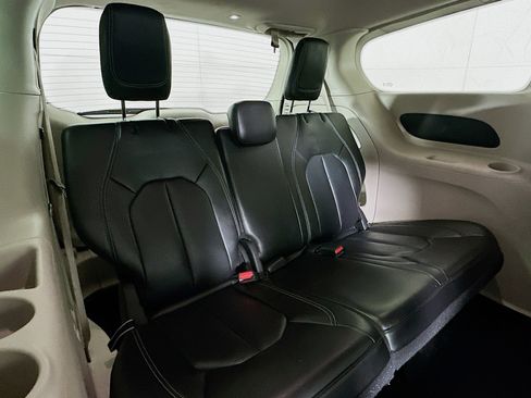 Used 2023 Chrysler Pacifica Touring-L image 25
