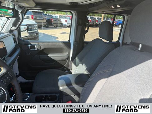 Used 2025 Jeep Gladiator Sport AWD/4WD image 16