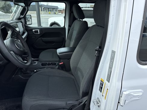 Used 2024 Jeep Wrangler Willys image 12