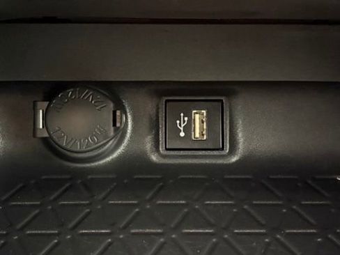 Used 2025 Toyota RAV4 XLE image 33