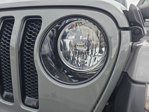 Used 2022 Jeep Wrangler Unlimited Sahara AWD/4WD image 35
