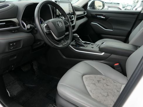Used 2022 Toyota Highlander Bronze Edition image 12