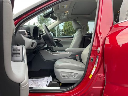 Used 2023 Toyota Highlander Limited image 6