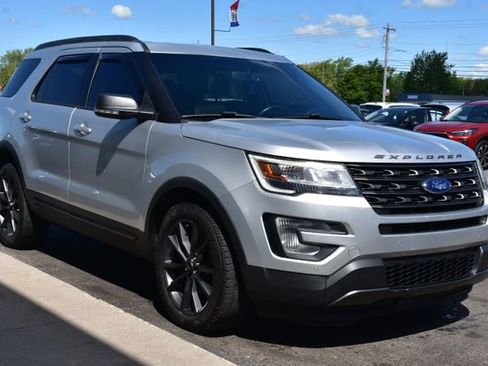 Used 2017 Ford Explorer XLT w/ Equipment Group 202A AWD/4WD image 12