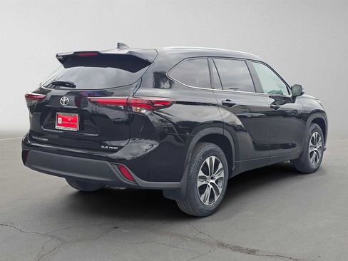 Used 2026 Toyota Highlander XLE AWD/4WD image 3