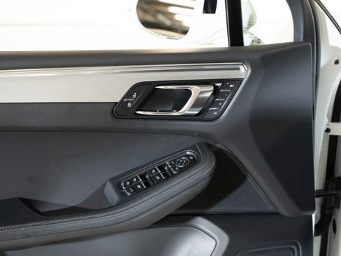 Certified 2026 Porsche Macan AWD/4WD image 19