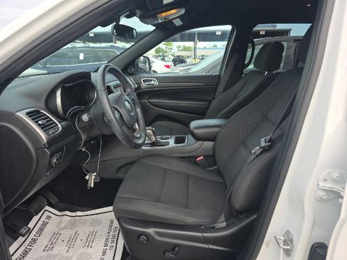 Used 2019 Jeep Grand Cherokee Laredo RWD image 8