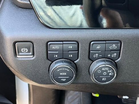 Used 2025 Chevrolet Silverado 2500 LTZ w/ LTZ Convenience Package AWD/4WD image 20