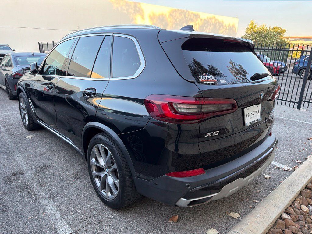 Used 2021 BMW X5 sDrive40i w/ Premium Package RWD image 2