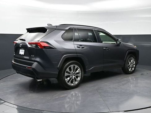 Used 2020 Toyota RAV4 XLE Premium image 5