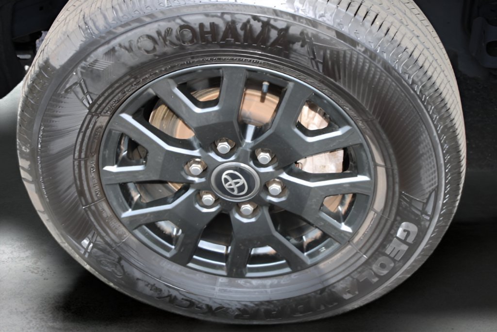 Used 2025 Toyota 4Runner SR5 AWD/4WD image 3