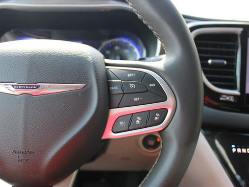 Certified 2023 Chrysler Pacifica Touring-L FWD image 14