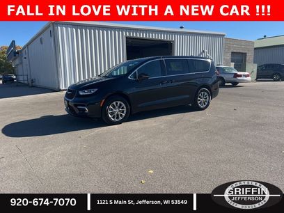 New 2026 Chrysler Pacifica Select