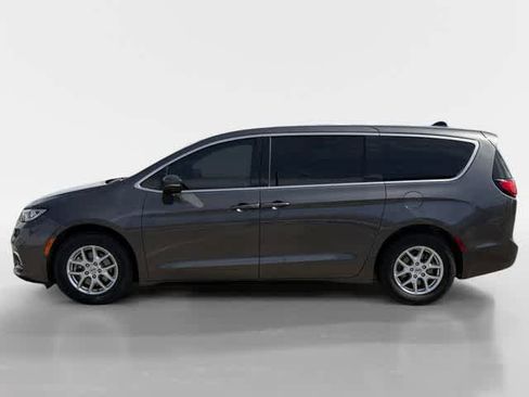 Used 2023 Chrysler Pacifica Touring-L FWD image 2
