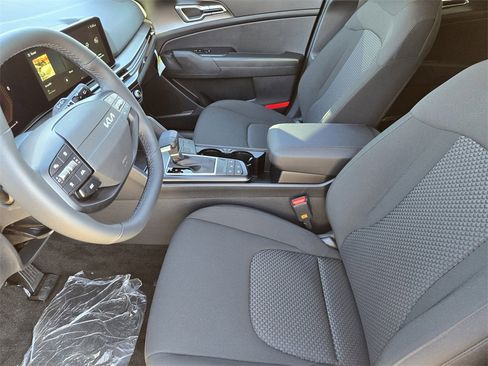 New 2026 Kia Sportage LX image 9