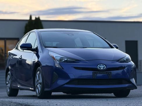Used 2017 Toyota Prius Three w/ Carpet Mat Package FWD image 2