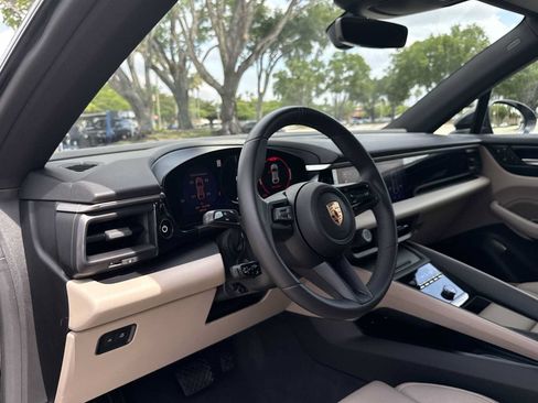 Used 2025 Porsche Macan Electric RWD image 13