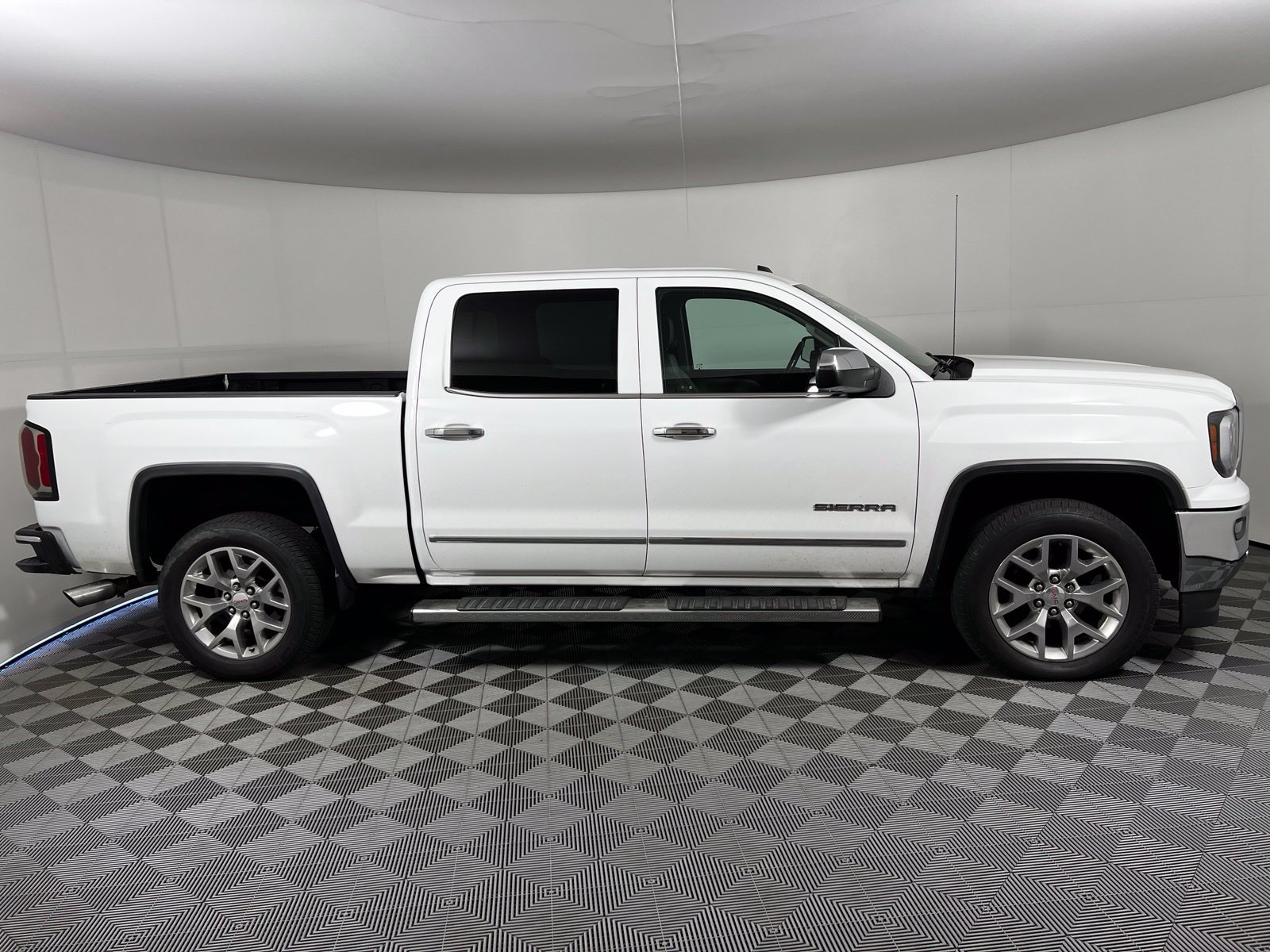 Used 2018 GMC Sierra 1500 SLT w/ Enhanced Driver Alert Package RWD image 4