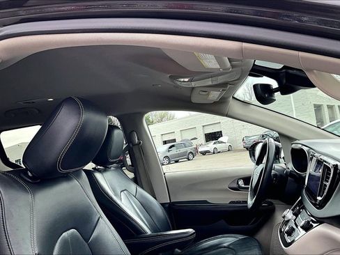 Used 2022 Chrysler Pacifica Touring-L FWD image 23