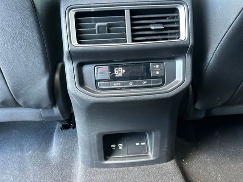 Used 2025 Volkswagen Atlas SE AWD/4WD image 28