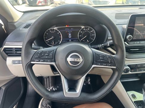Used 2025 Nissan Altima 2.5 SV FWD image 16