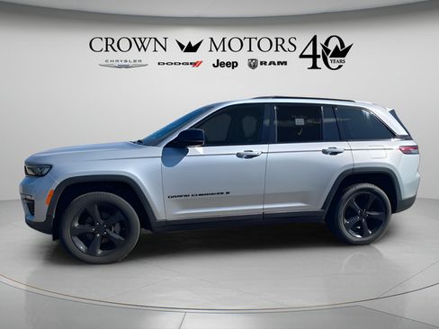 Used 2023 Jeep Grand Cherokee Limited w/ Black Appearance Package AWD/4WD image 9