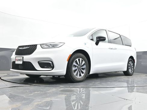 Used 2024 Chrysler Pacifica Limited FWD image 27