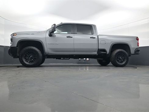 Used 2024 Chevrolet Silverado 2500 ZR2 w/ Technology Package image 28