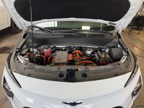 Used 2022 Chevrolet Bolt EUV LT w/ Comfort Package FWD image 21