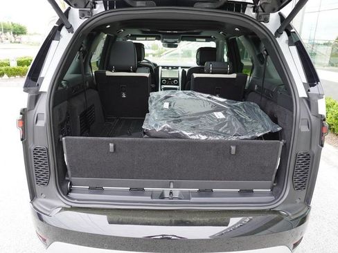 New 2024 Land Rover Discovery Metropolitan Edition image 8