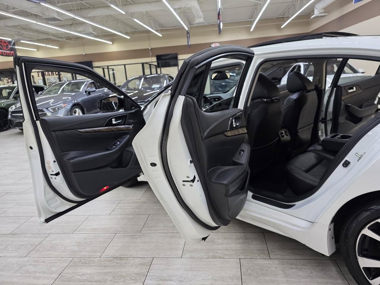 Used 2017 Nissan Maxima Platinum w/ Interior Lighting Package FWD image 14