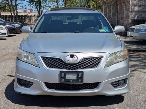 Used 2011 Toyota Camry SE w/ SE Extra-Value Pkg #1 FWD image 3