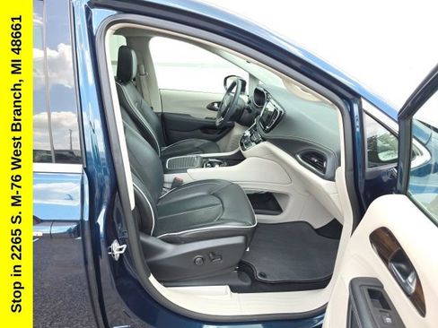 Used 2023 Chrysler Pacifica Limited FWD image 44