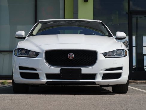 Used 2018 Jaguar XE Prestige image 2