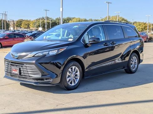 Used 2024 Toyota Sienna LE w/ LE Plus Package image 9