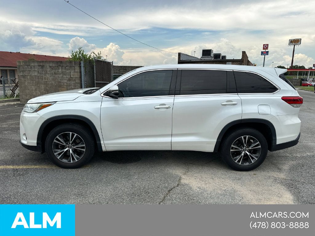 Used 2018 Toyota Highlander LE FWD image 10