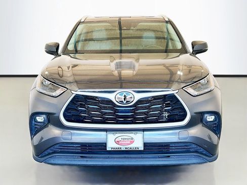 Used 2023 Toyota Highlander XLE FWD image 2