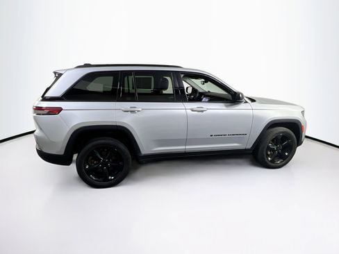 Used 2023 Jeep Grand Cherokee Limited w/ Black Appearance Package image 4