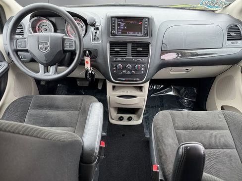 Used 2018 Dodge Grand Caravan SE FWD image 12