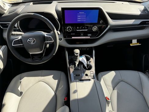 New 2026 Toyota Highlander Platinum image 12