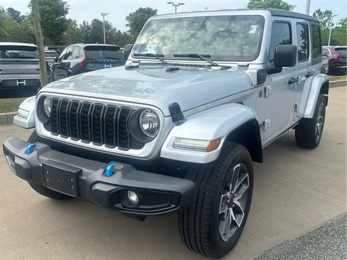 Used 2024 Jeep Wrangler Unlimited w/ Convenience Group AWD/4WD image 4