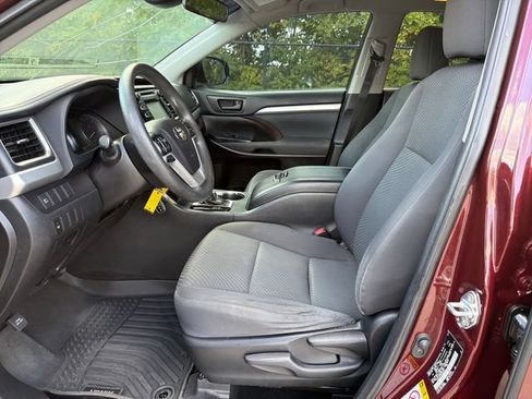 Used 2019 Toyota Highlander LE FWD image 11