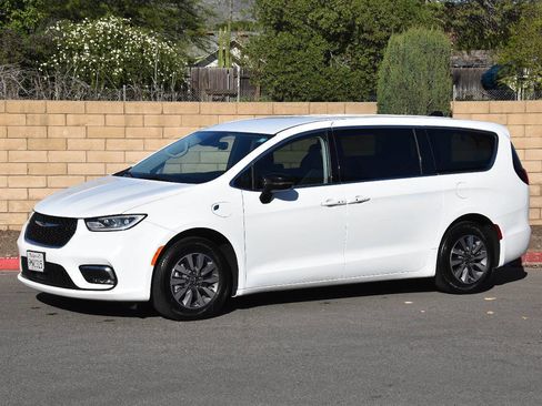 Used 2024 Chrysler Pacifica Limited image 19