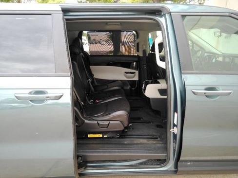 Used 2024 Kia Carnival EX FWD image 20