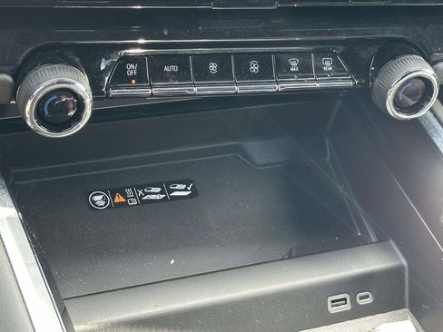 Certified 2025 Chevrolet Suburban Z71 AWD/4WD image 12