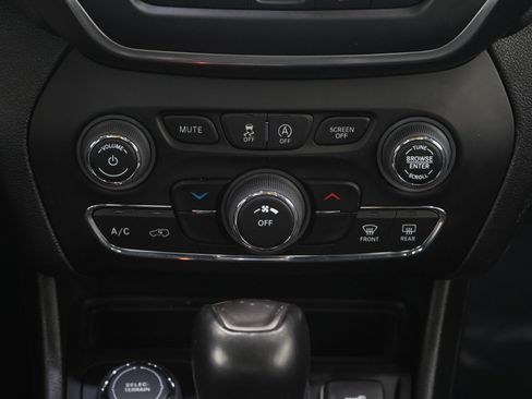 Used 2022 Jeep Cherokee Latitude w/ Sun & Sound Group image 16