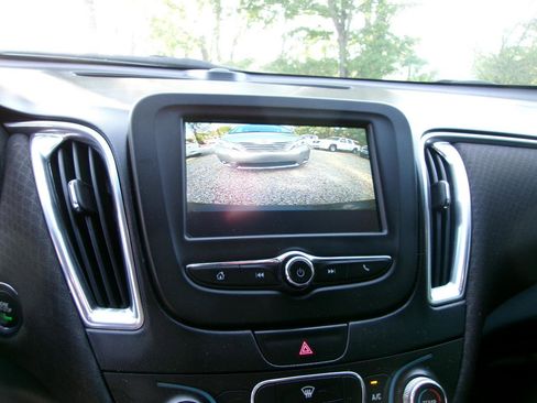 Used 2016 Chevrolet Malibu LT image 2